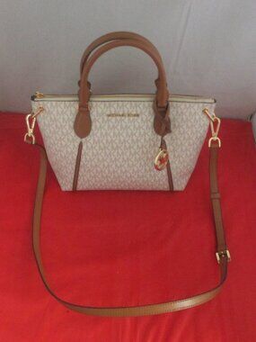 Michael Kors Sierra Signature Messenger, Crossbody, Satchel $228 Vanilla #3311